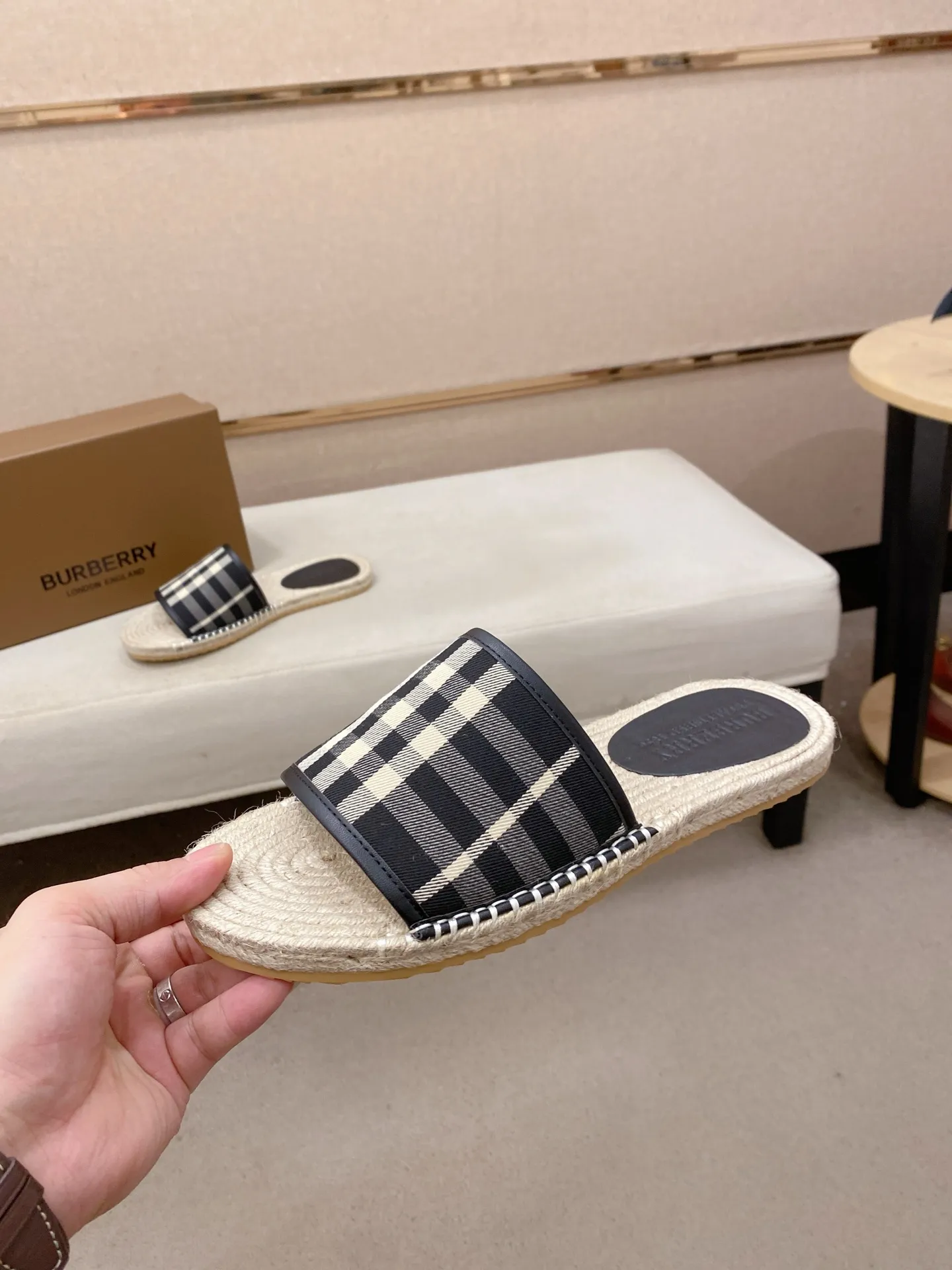 Factory price: 320💰 [Burberry slippers] High-end brand of men's shoes, official website 1:1 latest masterpiece: original mold customization, the fabric is made of imported original fabric, and the hemp rope upgraded outsole is lighter and non-slip. The market's top quality, simple yet tasteful, a must-have for fashionistas, fashionable at your feet, full of confidence, the same style at the counter 👍The season of summer slippers is here. Code: 38-44 Customized 45.46.47.